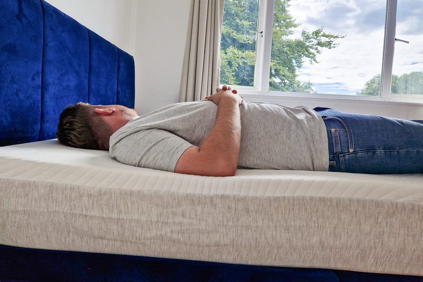 man slaapt op hypnie hybride matras